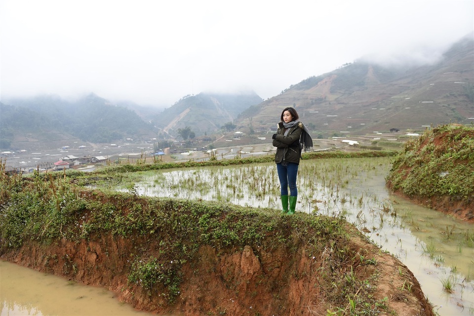 Trong trang phục giản dị, Mỹ Linh dẫn dắt khán giả đến với Cu Vai (Yên Bái), xem không khí chuẩn bị Tết của người dân vùng cao.