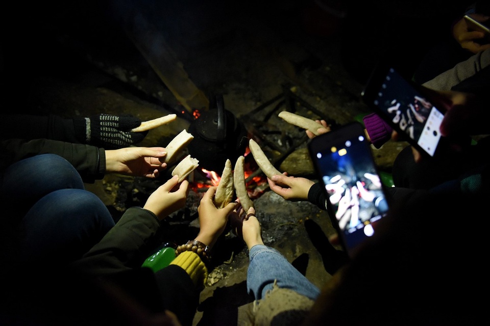 ... làm bánh dày - món ăn truyền thống không thể thiếu của đồng bào vùng cao này.