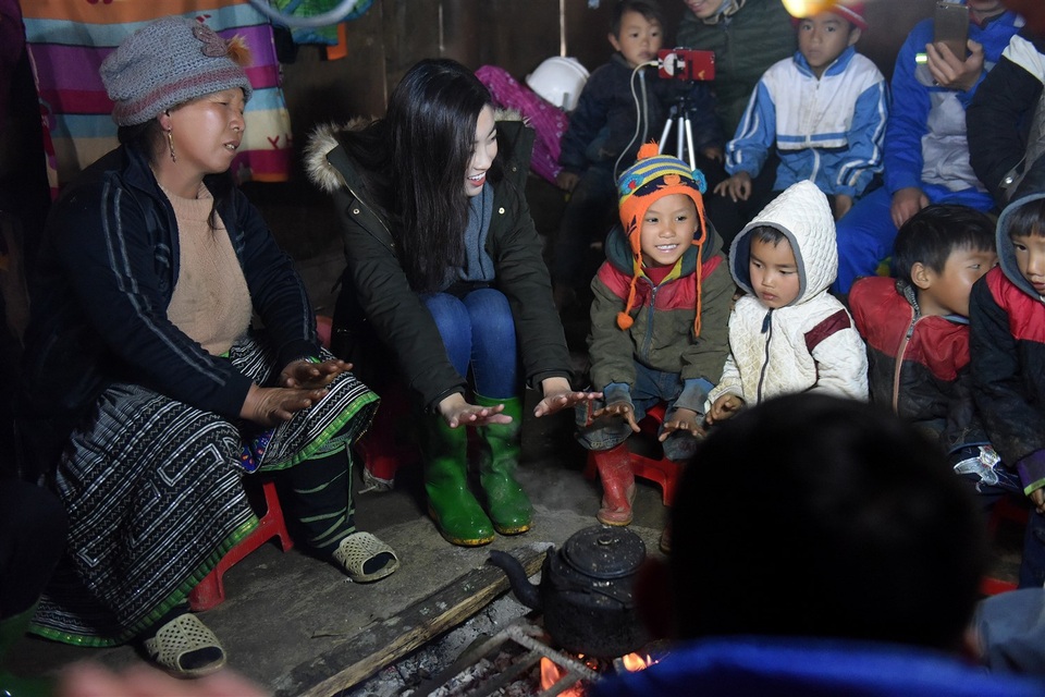 Điều khiến khán giả truyền hình bất ngờ là Hoa hậu Mỹ Linh cầm mic, dẫn tin chuyên nghiệp với giọng nói thu hút, đài từ tốt. Mỹ Linh từng chia sẻ, muốn trải nghiệm công việc MC và nàng hậu tỏ ra hội đủ các tố chất của người dẫn chương trình.