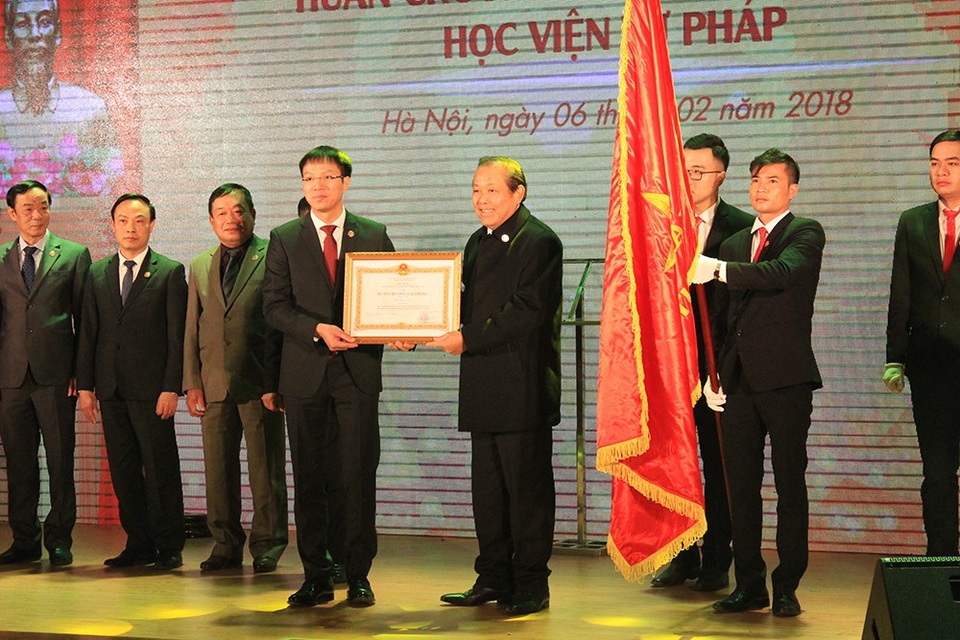 Học viện Tư pháp đón nhận Huân chương Lao động hạng III - 1 Phó Thủ tướng Thường trực Chính phủ Trương Hòa Bình trao Huân chương Lao động hạng III của Chủ tịch nước cho TS Đoàn Trung Kiên- Giám đốc Học viện Tư pháp.