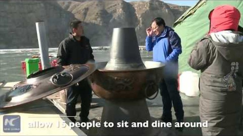 Ăn tiệc lẩu nóng trên... mặt sông đóng băng - 1 Thực khách thưởng thức lẩu nóng ngay trên mặt sông đóng băng dày tới 60 cm