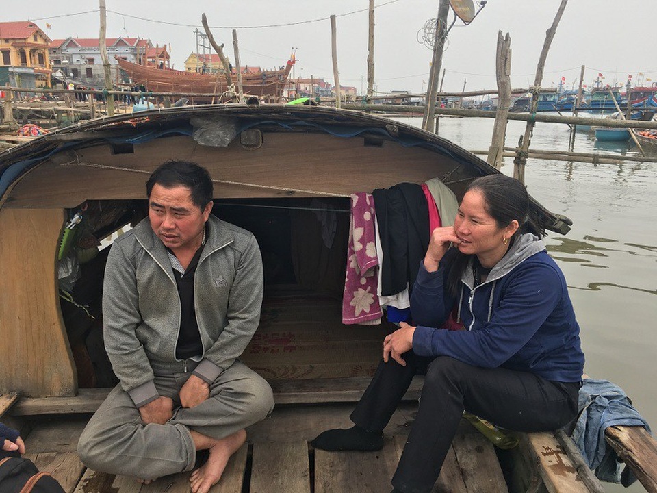 Xóm vạn đò buồn tủi giữa dòng sông và những cái Tết không nhà - 2 Vợ chồng anh Hoàng Lịch đã có 20 năm sống lênh đênh trên sông