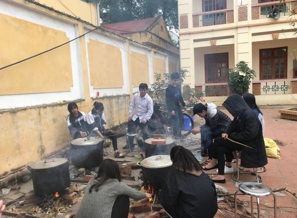 Giáo dục truyền thống gói bánh chưng ngày Tết - 2 Giáo dục truyền thống gói bánh chưng ngày Tết - 2