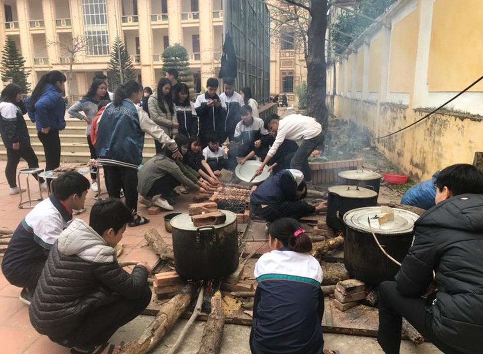 Giáo dục truyền thống gói bánh chưng ngày Tết - 3 Cảnh gói bánh chưng nhộn nhịp của các em học sinh lớp 10C2 Trường THPT Công Nghiệp Hòa Bình (tỉnh Hòa Bình).