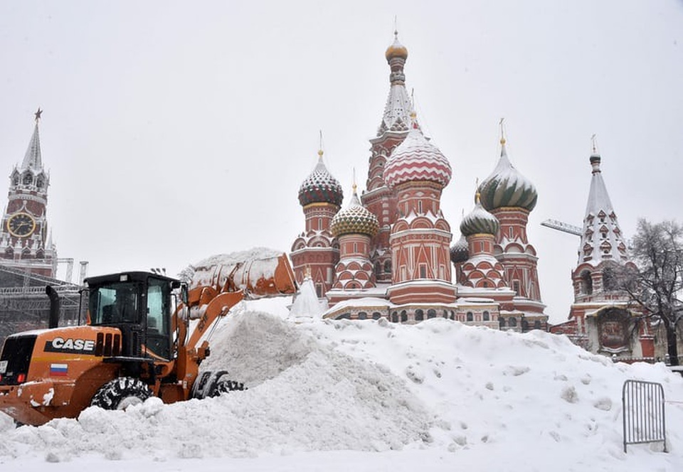 Moscow “quay cuồng” trong bão tuyết thế kỷ - 1 Thủ đô Moscow của Nga đang phải hứng chịu đợt tuyết rơi kỷ lục trong những ngày gần đây. Tuyết rơi dày tới 22 cm trong ngày 4/2 và là mức cao nhất kể từ năm 1957 đến nay. (Ảnh: AFP)