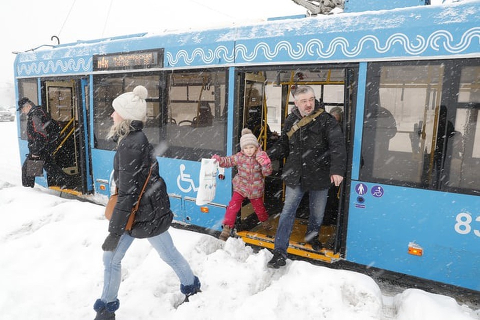 Moscow “quay cuồng” trong bão tuyết thế kỷ - 5 Quân đội Nga thông báo đã điều 100 binh sĩ và các xe dọn tuyết tới hỗ trợ người dân. Chính quyền Moscow khuyên người dân để xe ô tô ở nhà và sử dụng phương tiện công cộng để bảo đảm an toàn. (Ảnh: TASS)