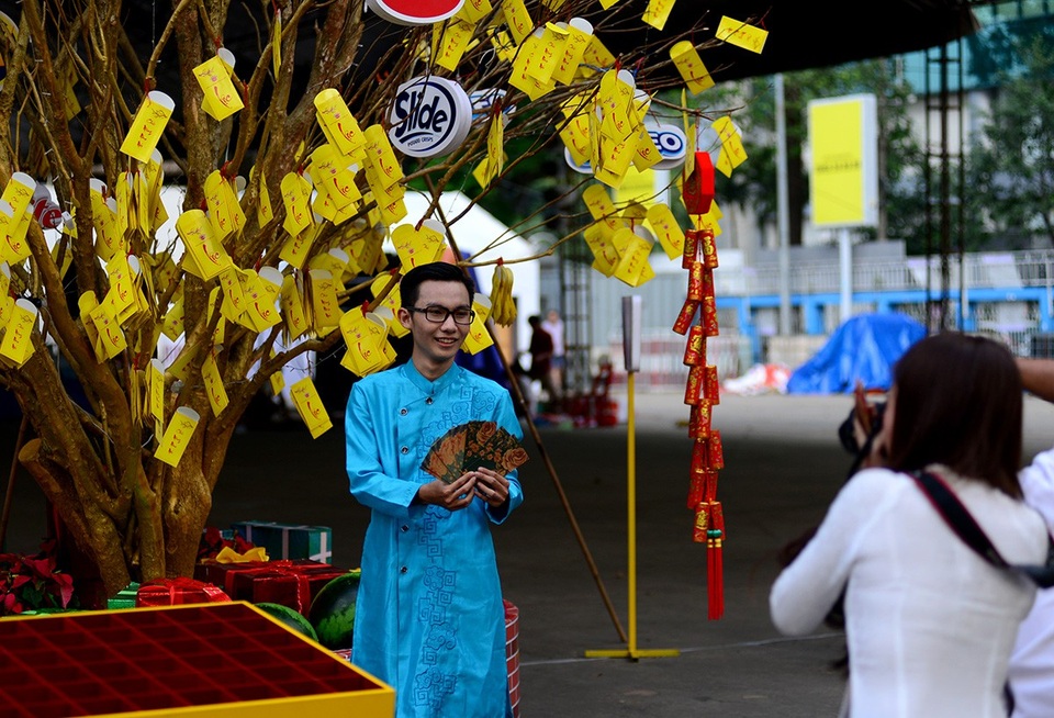 Phố ông đồ thu hút cả những nam sinh đến vui chơi và chụp hình.