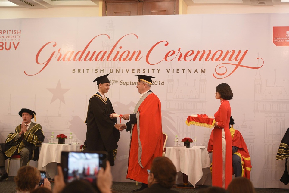 Cơ hội nhận bằng cấp chuẩn Anh quốc ngay tại Việt Nam với quỹ học bổng 34 tỷ đồng - 4 Sinh viên BUV trong lễ tốt nghiệp.