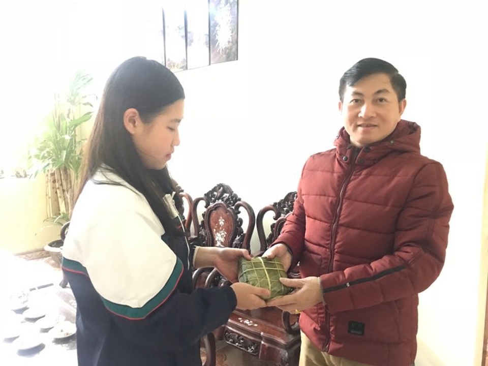 Giáo dục truyền thống gói bánh chưng ngày Tết - 6 Thầy hiệu trưởng phấn khởi nhận món quà đầy ý nghĩa của các em.