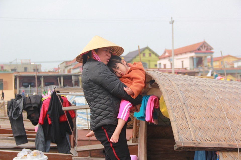 Xóm vạn đò buồn tủi giữa dòng sông và những cái Tết không nhà - 4 Hàng chục năm qua, nhiều người dân ở xóm vạn đò vẫn sống cảnh Tết không nhà