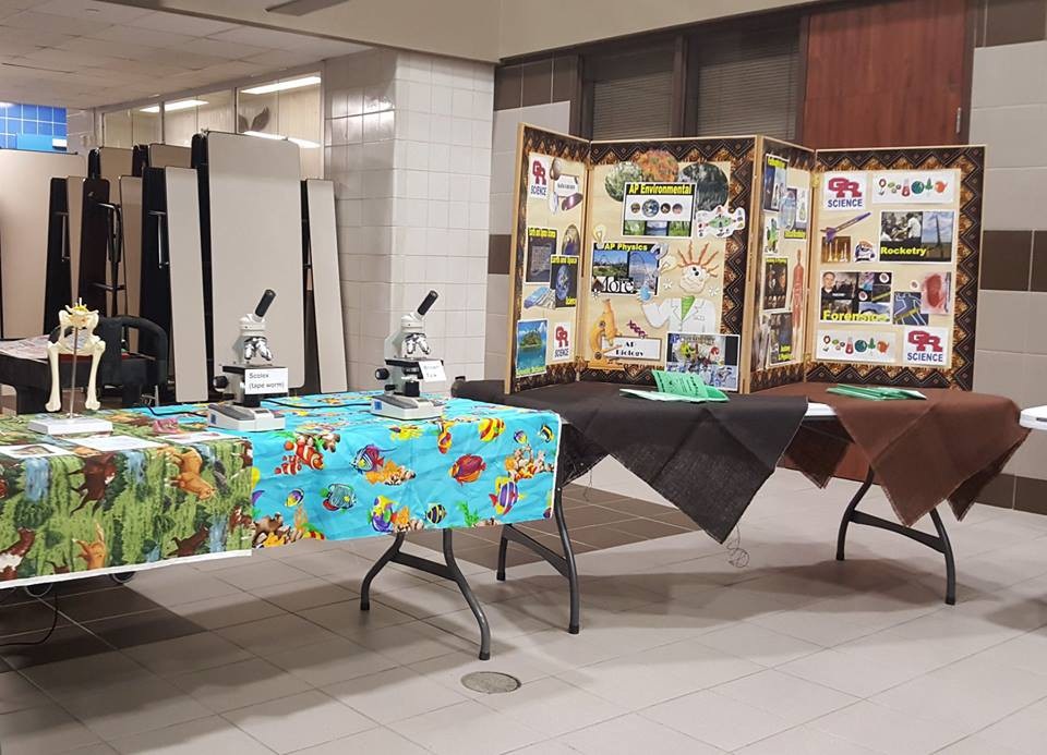 "Mắt thấy tai nghe" chuyện bắt đầu vào phổ thông trung học ở Mỹ - 2 Các môn học được giới thiệu như những gian hàng.