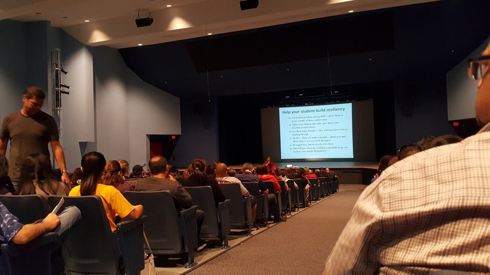 "Mắt thấy tai nghe" chuyện bắt đầu vào phổ thông trung học ở Mỹ - 4 Mỗi học trò phải bảo đảm một số môn học nhất định, tuy nhiên có quyền chọn theo hướng mình thích, mình muốn, mình đam mê.