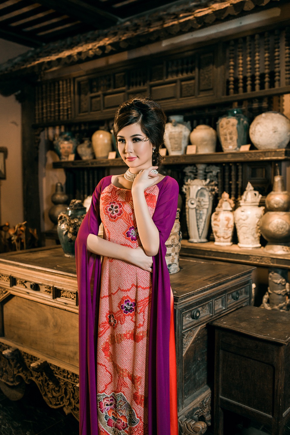 Lê Âu Ngân Anh “bung lụa” sau cú sốc bị đòi tước vương miện - 2 Lê Âu Ngân Anh hoá quý cô trong nhà cổ.