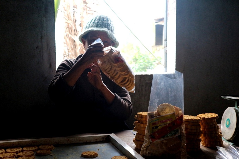 Sau đó bánh được đóng gói cẩn thận