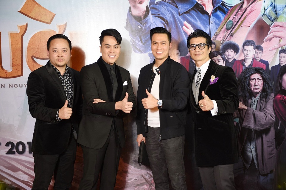 Dustin Nguyễn “khoá môi” Bebe Phạm trước mặt hai con gái - 11 Dustin Nguyễn “khoá môi” Bebe Phạm trước mặt hai con gái - 11