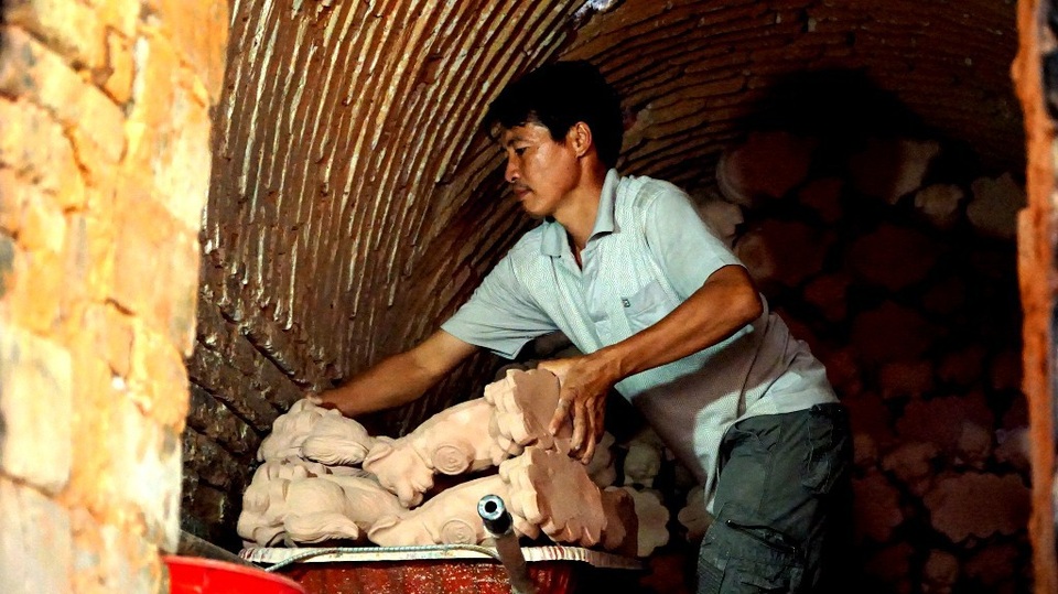 Cận cảnh quy trình làm chó đất đón năm Mậu Tuất - 15
Mỗi mẻ nung dài 9 giờ và cho ra khoảng 3.000 sản phẩm