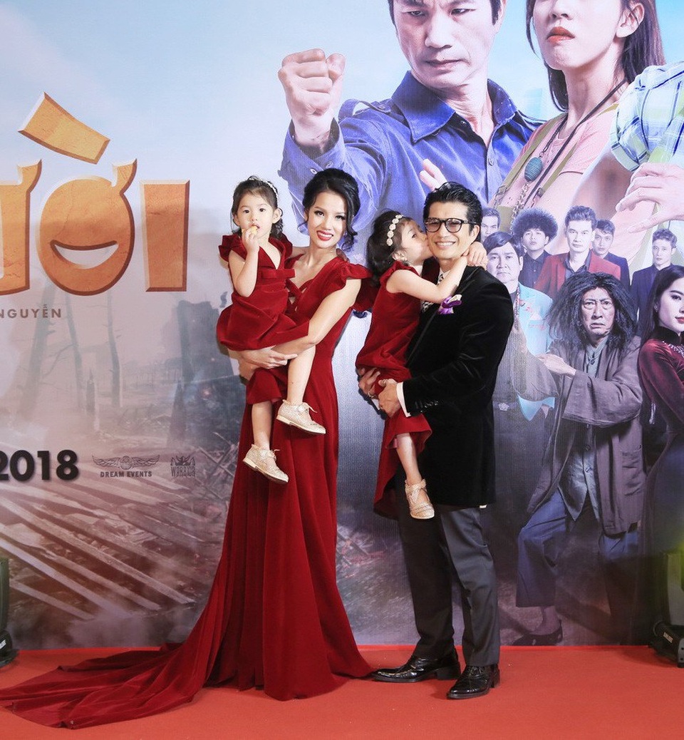 Dustin Nguyễn “khoá môi” Bebe Phạm trước mặt hai con gái - 3 Dustin Nguyễn “khoá môi” Bebe Phạm trước mặt hai con gái - 3