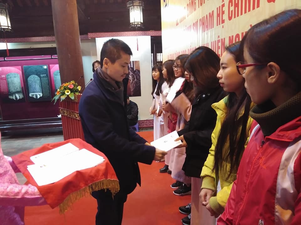 Quỹ Khuyến học Việt Nam trao tặng 31 suất học bổng đến sinh viên nghèo vượt khó ĐH Thủ đô Hà Nội - 1 Quỹ Khuyến học Việt Nam trao tặng 31 suất học bổng đến sinh viên nghèo vượt khó ĐH Thủ đô Hà Nội - 1