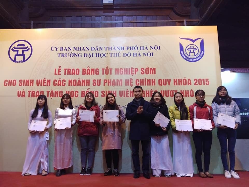 Quỹ Khuyến học Việt Nam trao tặng 31 suất học bổng đến sinh viên nghèo vượt khó ĐH Thủ đô Hà Nội - 2
Nhà báo Phạm Tuấn Anh, Phó Tổng Biên tập báo Dân trí trao học bổng Nguyễn Trường Tộ do Quỹ Y tế - Văn hóa - Giáo dục California (VnHelp) tài trợ qua Quỹ Khuyến học Việt Nam đến các en sinh viên nghèo vượt khó ĐH Thủ đô Hà Nội