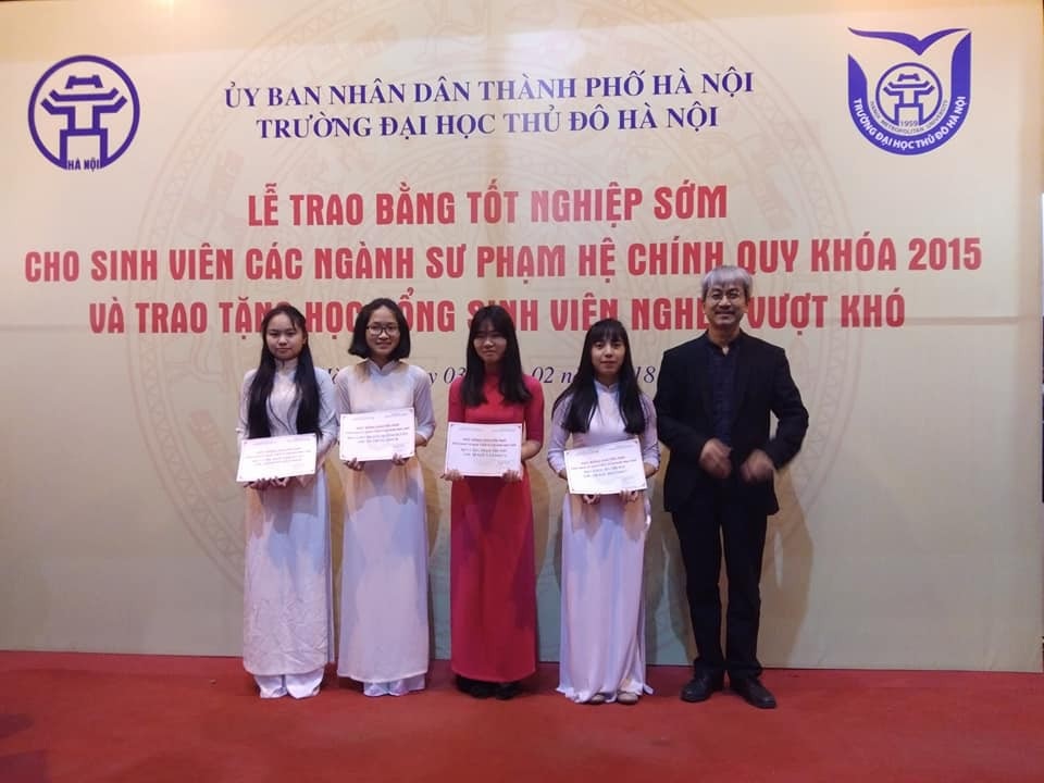 Quỹ Khuyến học Việt Nam trao tặng 31 suất học bổng đến sinh viên nghèo vượt khó ĐH Thủ đô Hà Nội - 3
Ngoài học bổng Nguyễn Trường Tộ, các em sinh viên nghèo vượt khó ĐH Thủ đô Hà Nội còn được nhận học bổng giải Golf Vì sinh viên vượt khó từ Quỹ khuyến học Việt Nam