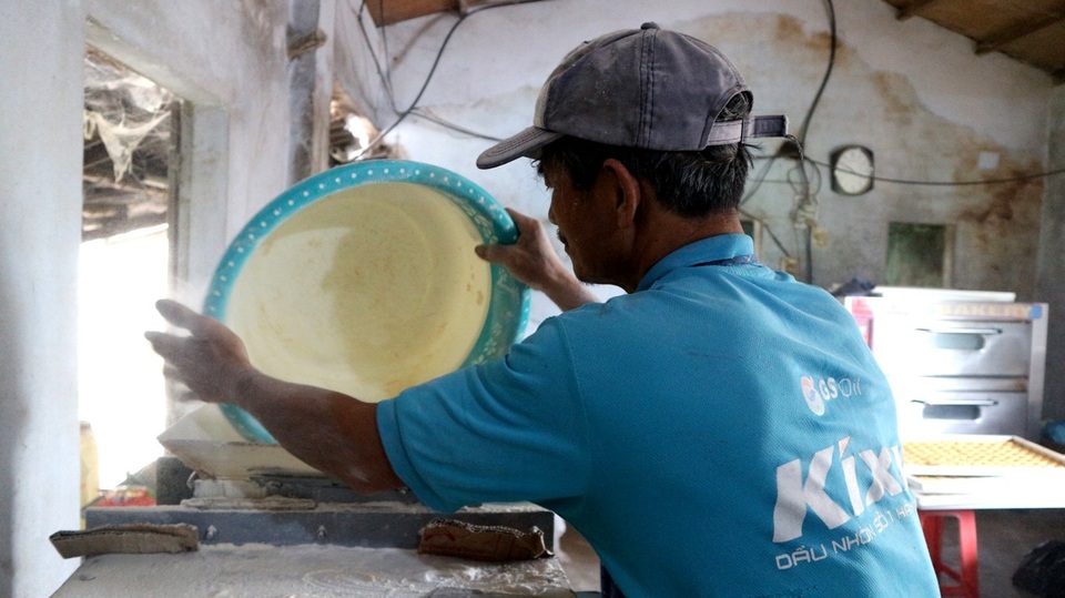 Bột được đưa vào máy đánh trộn đều