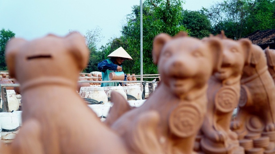 Cận cảnh quy trình làm chó đất đón năm Mậu Tuất - 3 Công nhân tất bật cho những mẻ hàng cuối năm