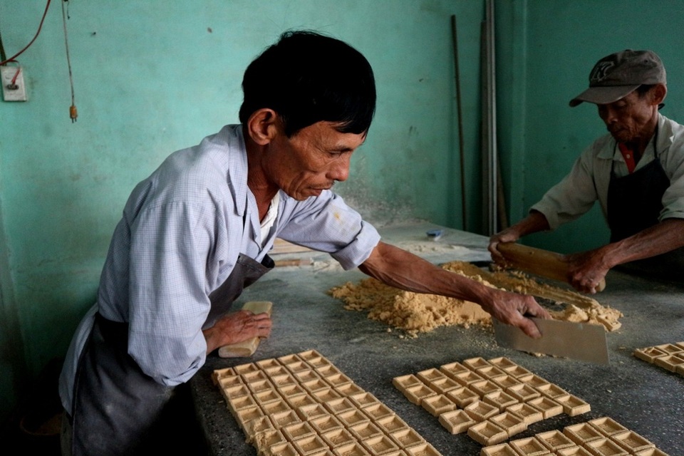 Rồi sau đó cho vào khuôn ép chặt tạo hình nên những chiếc bánh với đủ hình dạng