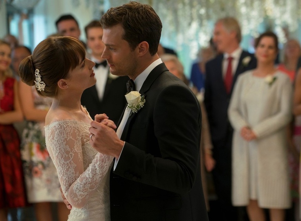 Cặp đôi "50 sắc thái" đẹp đôi và sành điệu tại Paris - 20 Cặp đôi "50 sắc thái" đẹp đôi và sành điệu tại Paris - 20