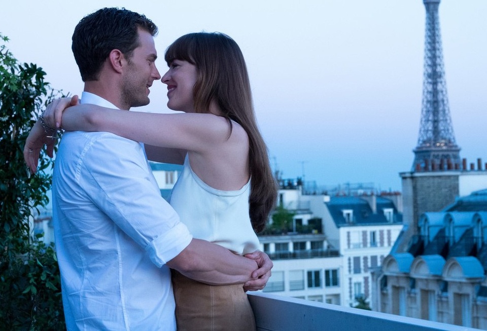 Cặp đôi "50 sắc thái" đẹp đôi và sành điệu tại Paris - 17
Một số phân cảnh ngọt ngào của Jamie và Dakota trong phần ba của 50 sắc thái.