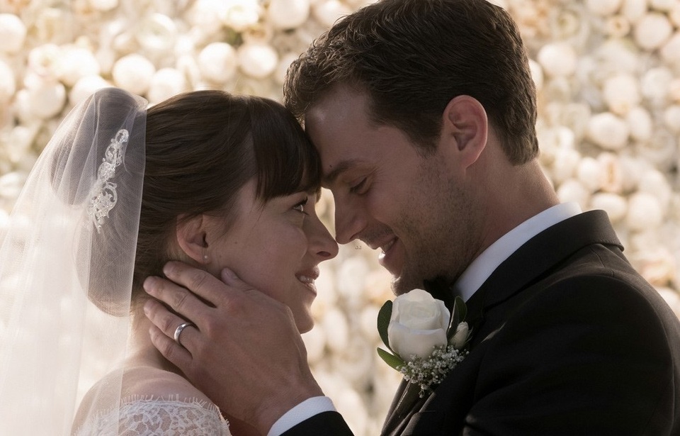 Cặp đôi "50 sắc thái" đẹp đôi và sành điệu tại Paris - 16 Cặp đôi "50 sắc thái" đẹp đôi và sành điệu tại Paris - 16