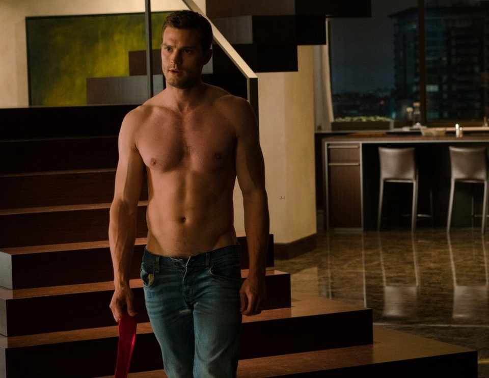 Cặp đôi "50 sắc thái" đẹp đôi và sành điệu tại Paris - 15
Tạo hình của Jamie trong 50 sắc thái phần 3.