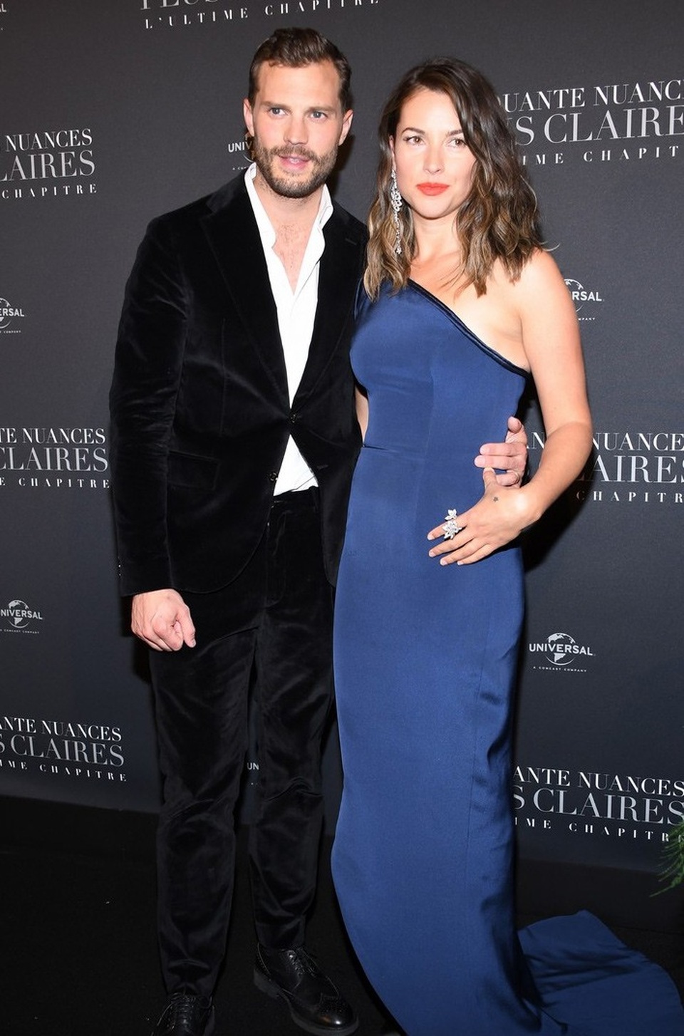 Cặp đôi "50 sắc thái" đẹp đôi và sành điệu tại Paris - 14
Vợ của Jamie cũng là một diễn viên. Cô từng tuyên bố, chưa bao giờ xem bất kỳ tập phim nào của 50 sắc thái.