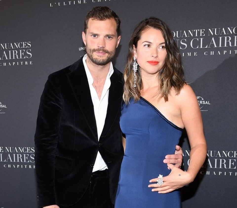 Cặp đôi "50 sắc thái" đẹp đôi và sành điệu tại Paris - 13
Bà xã của Jamie cũng tới ủng hộ anh. Cặp đôi kết hôn từ năm 2013 và đã có với nhau hai cô con gái.