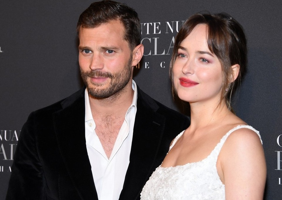 Cặp đôi "50 sắc thái" đẹp đôi và sành điệu tại Paris - 1
Dakota Johnson và Jamie Dornan, hai diễn viên chính của bộ phim tâm lý tình cảm 50 sắc thái thu hút sự chú ý của truyền thông khi cùng xuất hiện tại buổi ra mắt phần 3 bộ phim này tại Paris, Pháp.