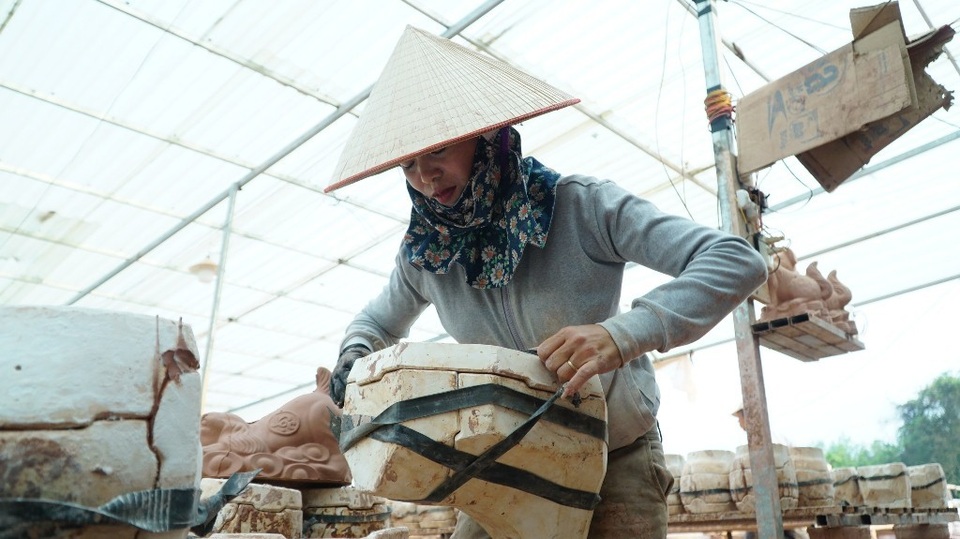 Cận cảnh quy trình làm chó đất đón năm Mậu Tuất - 9 Dùng dây thun bó cố định khuôn