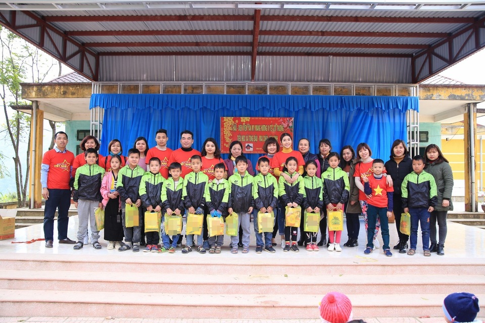 Diễn viên 9X xinh đẹp mang Tết sớm đến với học trò nghèo vùng cao - 5
Yan My hy vọng, tiếp sau đây, cô sẽ kêu gọi các mạnh thường quân chung tay ủng hộ để đem tới những trường học, bản làng vùng cao những món quà thiết thực, ấm lòng những người còn gặp khó khăn. Được biết, học sinh trường Tiểu học Tòng Đậu phần lớn là dân tộc thiểu số trong đó dân tộc Thái chiếm 89%, còn lại là học sinh dân tộc HMông, Mường và dân tộc Pà Thẻn. Trong đó có nhiều em thuộc diện học sinh nghèo, cận nghèo, học sinh mồ côi và học sinh khuyết tật.
