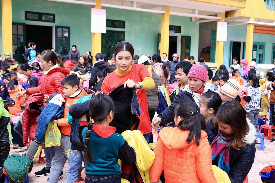Diễn viên 9X xinh đẹp mang Tết sớm đến với học trò nghèo vùng cao - 2
Các em học sinh vùng cao ai cũng có chiếc áo ấm của riêng mình và được mang những phần quà Tết về chia vui với bố mẹ.