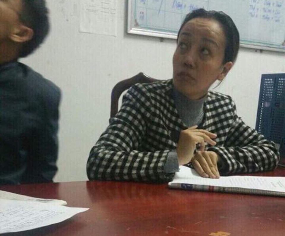 Hàng chục người dân vây phòng khám “chúa Chổm” - 3 Bà Hồng tại trụ sở Công an phường Thạch Quý vào sáng nay (7/2).