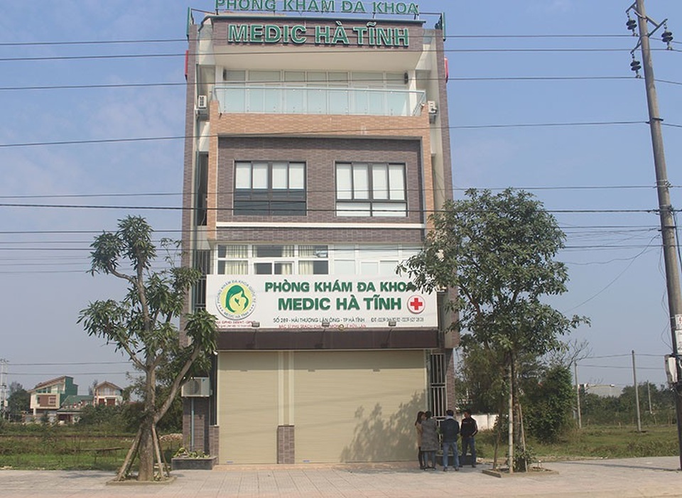 Hàng chục người dân vây phòng khám “chúa Chổm” - 1 Người dân vây Phòng khám Medic Hà Tĩnh để đòi nợ.
