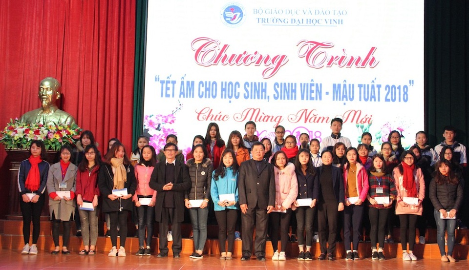 Hơn 500 sinh viên, học sinh nghèo vượt khó nhận quà Tết - 3 Dịp này, hơn 500 học sinh, sinh viên nghèo đã được lãnh đạo Trường ĐH Vinh tặng quà dịp Tết Mậu Tuất 2018.