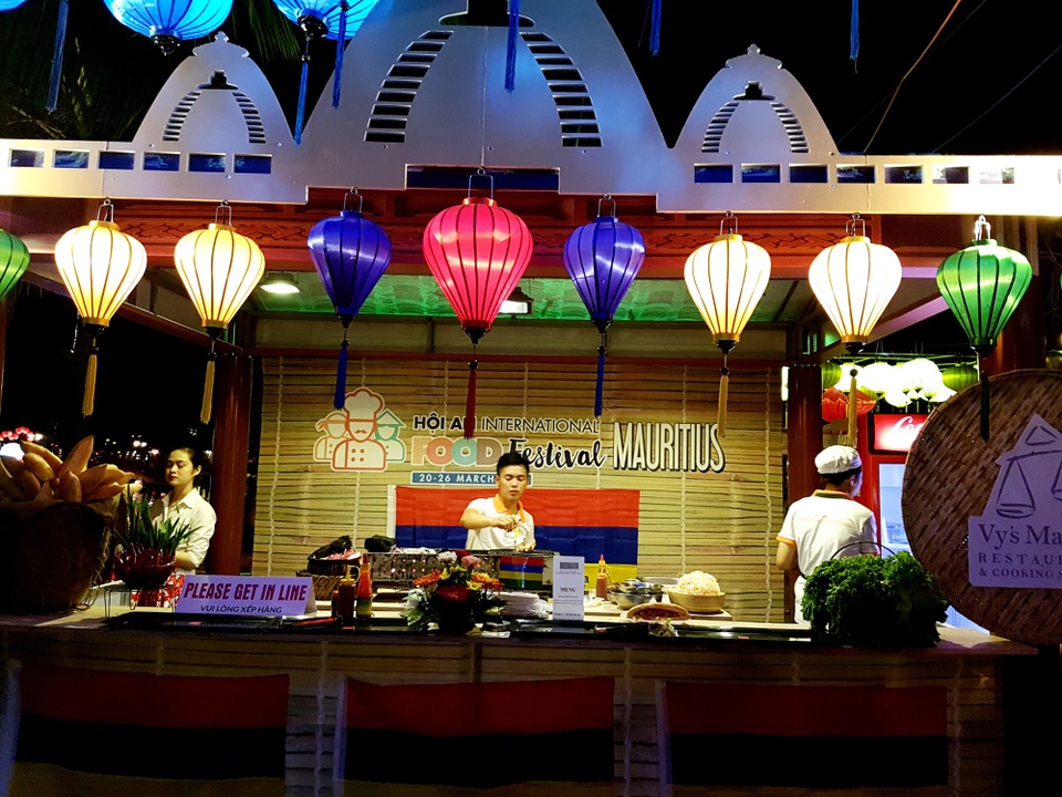 Hội An tổ chức lễ hội ẩm thực quốc tế lần thứ 3 - 1 Một gian hàng trong lễ hội ẩm thực năm 2017 tại Hội An