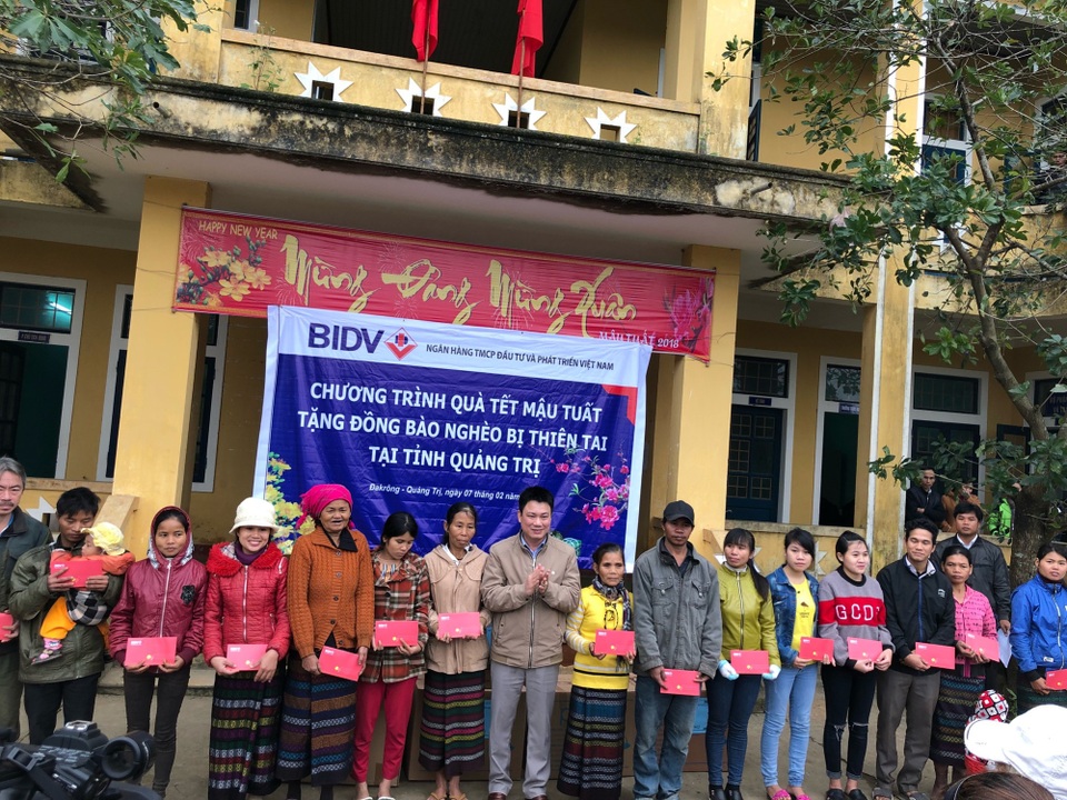Tết đến sớm với người dân và bệnh nhân nghèo Quảng Trị - 2 Trao quà cho đồng bào miền núi khó khăn