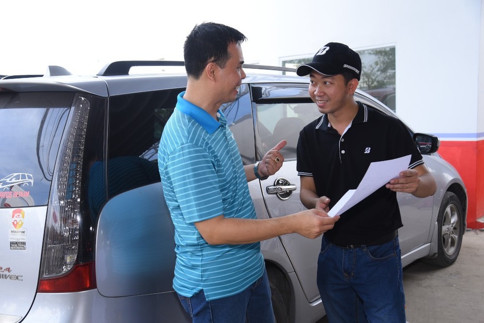 Cùng Bridgestone tạo nên những hành trình Tết an toàn - 1
Khi đến cửa hàng B-shop và B-select, khách hàng nhận được sự tư vấn nhiệt tình và nhiều kiến thức hữu ích về lốp xe