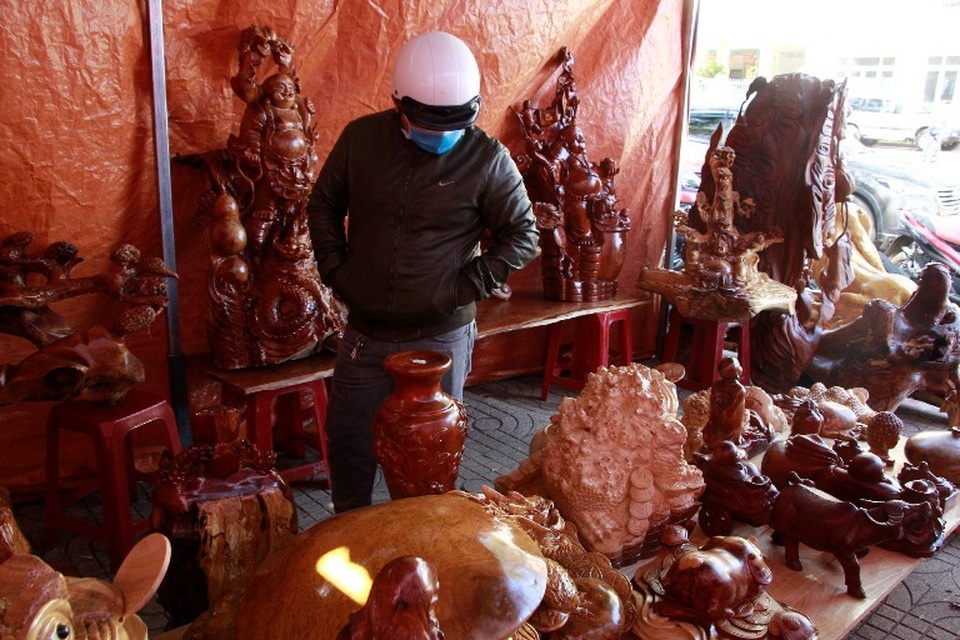 Đồ gỗ mỹ nghệ tinh xảo giá “khủng” tại chợ xuân phố núi - 10 Người dân phố núi rất ưa chuộng các sản phẩm đồ gỗ mỹ nghệ
