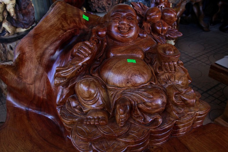Đồ gỗ mỹ nghệ tinh xảo giá “khủng” tại chợ xuân phố núi - 7 Tượng Phật Di Lặc kích thước nhỏ giá mềm hơn từ 3 - 10 triệu đồng/ sản phẩm