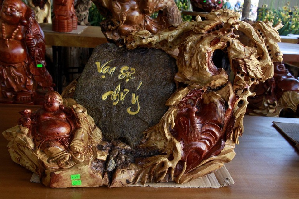 Đồ gỗ mỹ nghệ tinh xảo giá “khủng” tại chợ xuân phố núi - 8 Tác phẩm gỗ và đá bằng gỗ cẩm được bán giá 6,6 triệu đồng