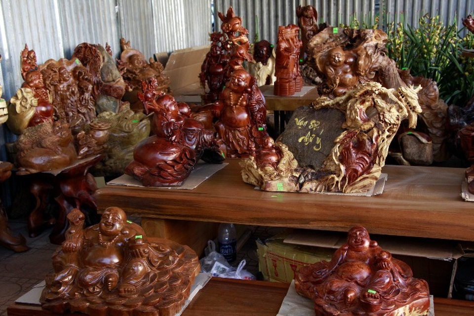 Đồ gỗ mỹ nghệ tinh xảo giá “khủng” tại chợ xuân phố núi - 4 Rất nhiều đồ gỗ mỹ nghệ với nhiều chủng loại được bày bán tại chợ xuân TP. Buôn Ma Thuột