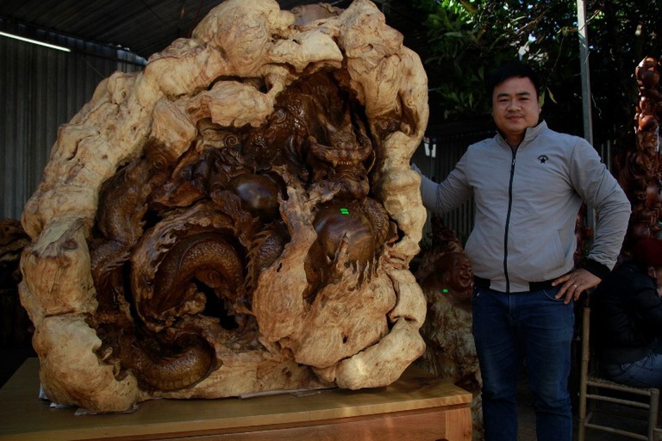 Đồ gỗ mỹ nghệ tinh xảo giá “khủng” tại chợ xuân phố núi - 1 Bức tượng rồng được chạm khắc trên gỗ dổi đá được rao bán giá 250 triệu đồng