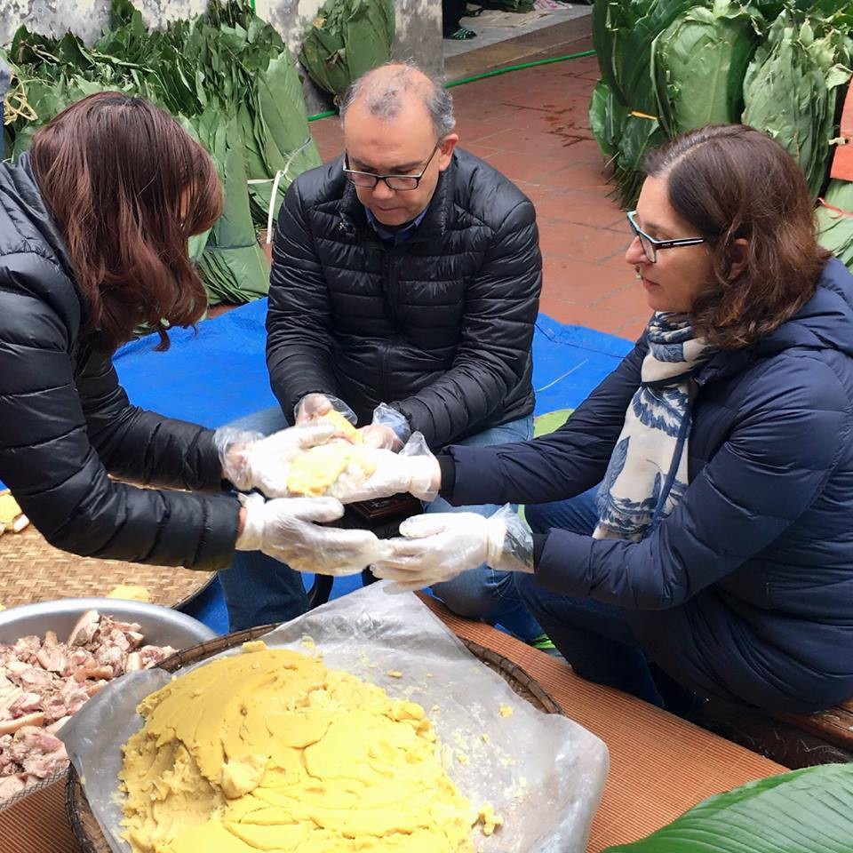 Đại sứ Peru học gói bánh chưng nhân dịp Tết - 1
Đại sứ quán Peru tại Việt Nam cho biết, nhân dịp Tết, Đại sứ Augusto Morelli và phu nhân ngày 2/2 đã đến thăm làng Tranh Khúc, làng nghề làm bánh chưng nổi tiếng thuộc huyện Thanh Trì, Hà Nội.