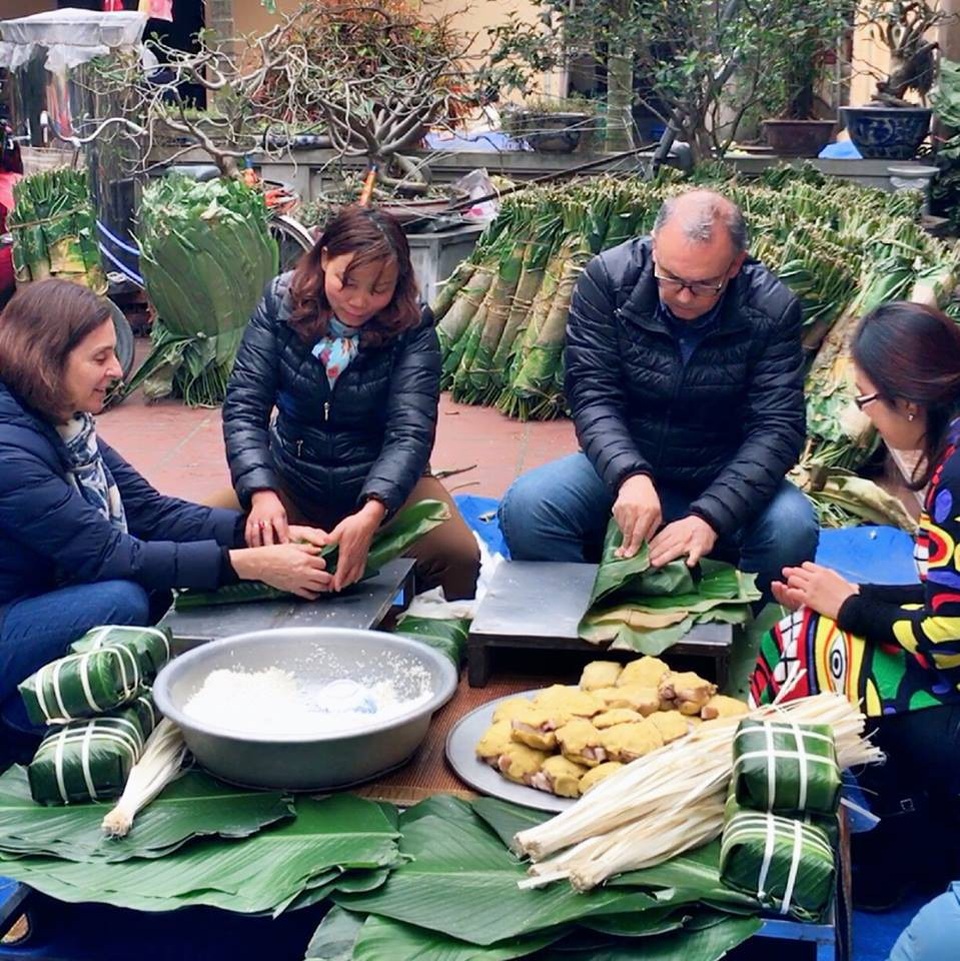 Đại sứ Peru học gói bánh chưng nhân dịp Tết - 3
Vợ chồng Đại sứ Peru đã chứng kiến nhiều công đoạn để làm ra những chiếc bánh chưng thơm ngon, đậm đà hương vị, từ khâu chuẩn bị nguyên liệu, rửa lá, xếp lá, đánh nhuyễn đỗ cho đến khâu gói bánh và luộc bánh...